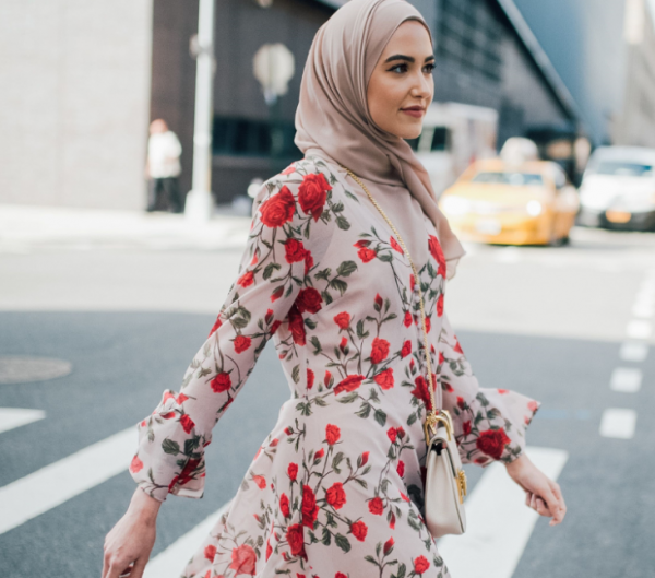 Gamis dengan motif bunga-bunga kecil